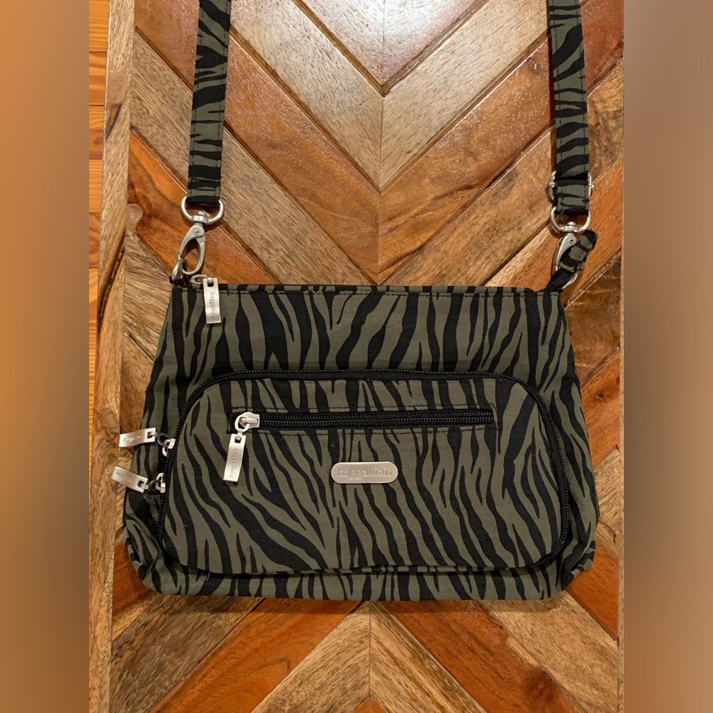 Women’s Baggallini Cross body bag, Brand New !!!